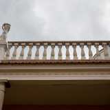 Non scaramantiche ma allegoriche sono invece le decorazioni della balconata: l�affaccio � infatti protetto da colonnine...